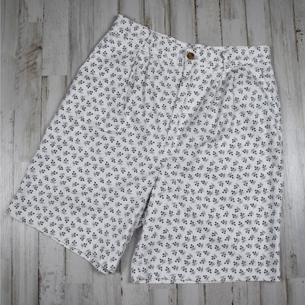 Vintage 90s High Rise Pleated Shorts Fit Size 6/28 White Floral Cotton Cottage